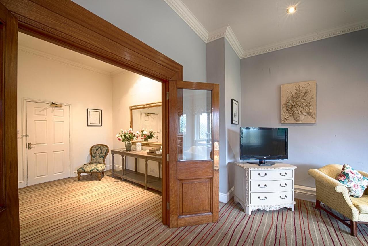 Miskin Manor Hotel เฮนโซล ภายนอก รูปภาพ